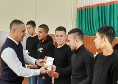 Китоблар совға қилинди